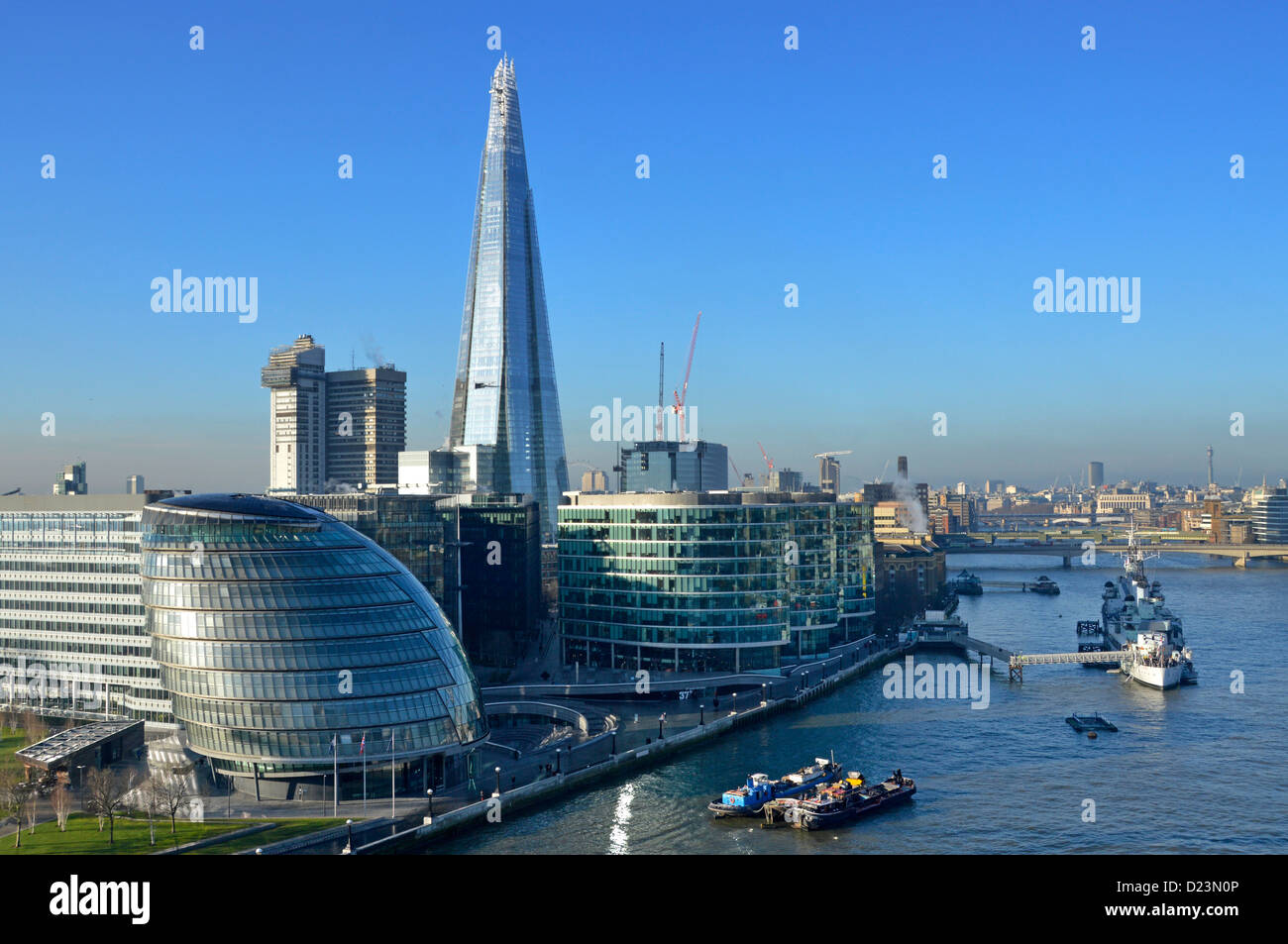 City Hall Guys NHS Hospital & Shard Wahrzeichen Wolkenkratzer Gebäude Blue Sky Day & River HMS Belfast London Stadtbild Urban Skyline Landschaft England Großbritannien Stockfoto