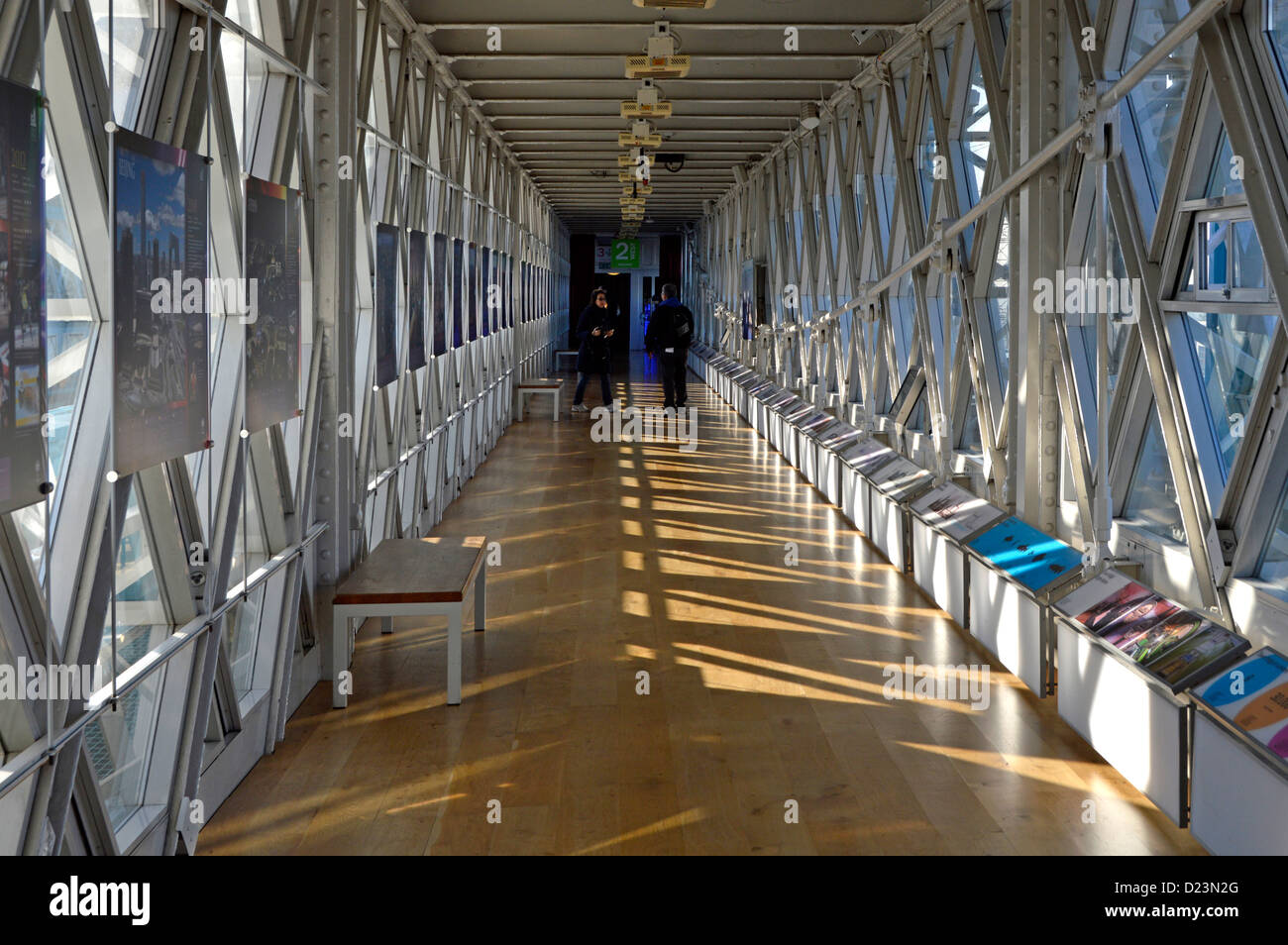 Tower Bridge hohe Gehweg Teil der Tower Bridge Ausstellung über die Themse bietet hervorragende Sehenswürdigkeiten Blick auf London Urban Landscape UK Stockfoto