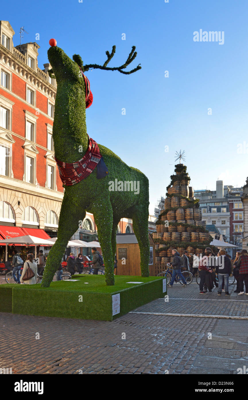 Covent Garden Piazza und riesige Größe Weihnachten Rentier London England Großbritannien Stockfoto