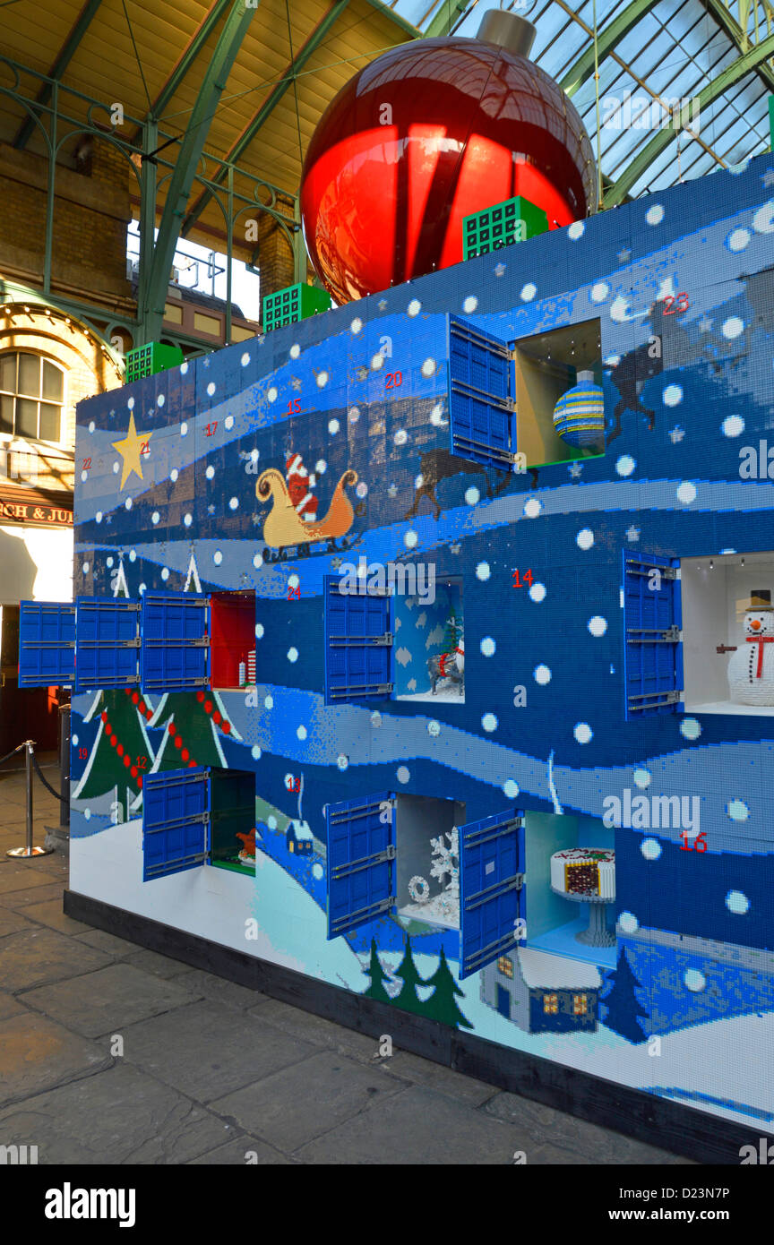 LEGO Adventskalender aus 600.000 blauen Kunststoffziegeln mit offenen Fenstern im überdachten Teil von Covent Garden London England UK Stockfoto