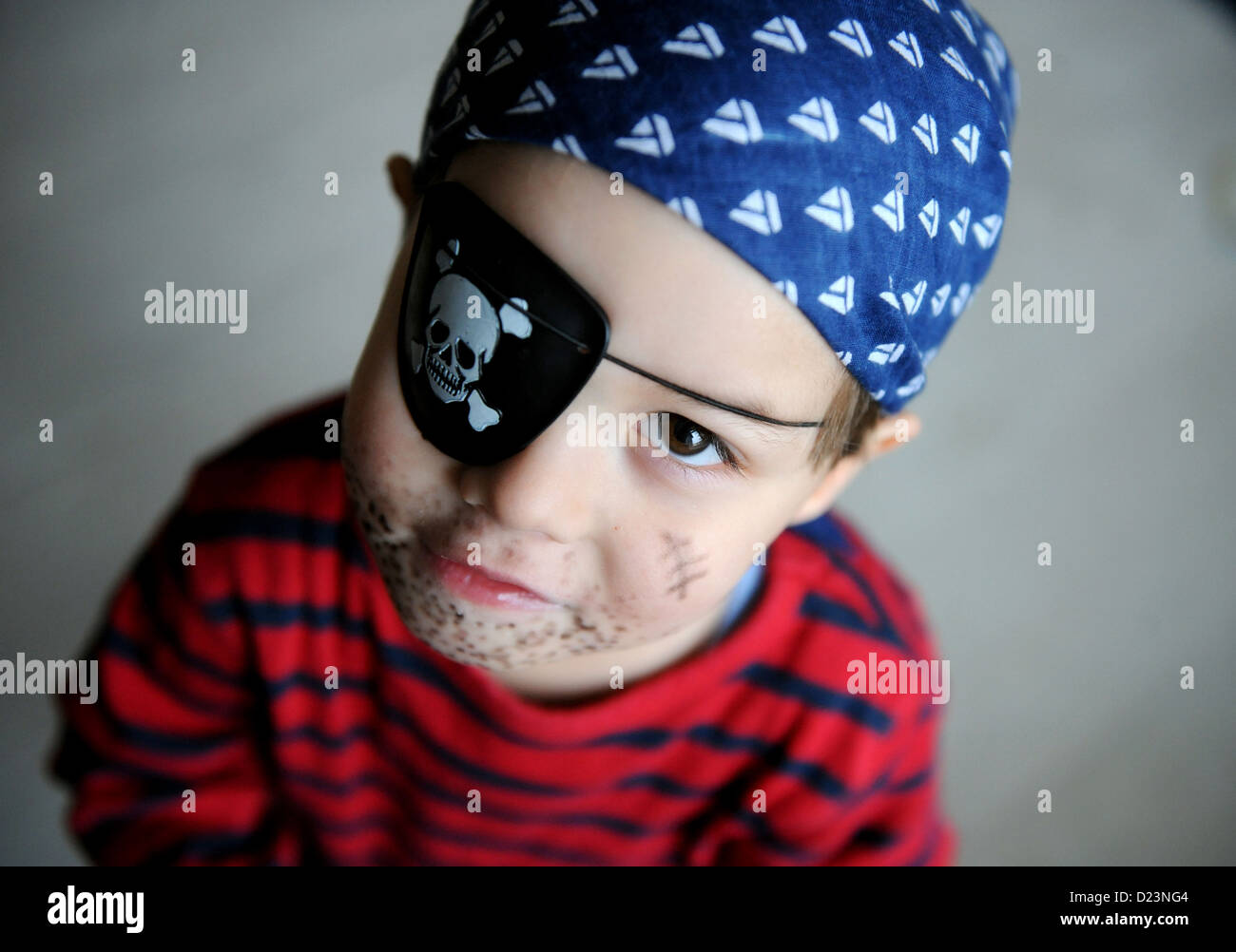Berlin, Deutschland, ein kleiner Junge als Pirat verkleidet Stockfoto