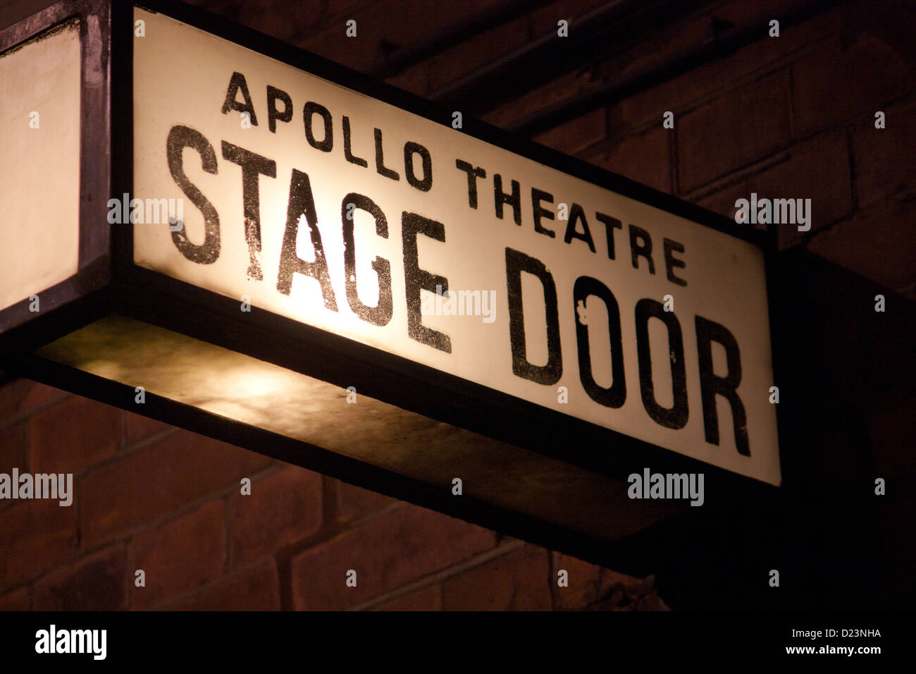 Stage Door Schild am Heck des Apollo Theater Shaftesbury Theatre Theatreland Soho West End London England UK Stockfoto