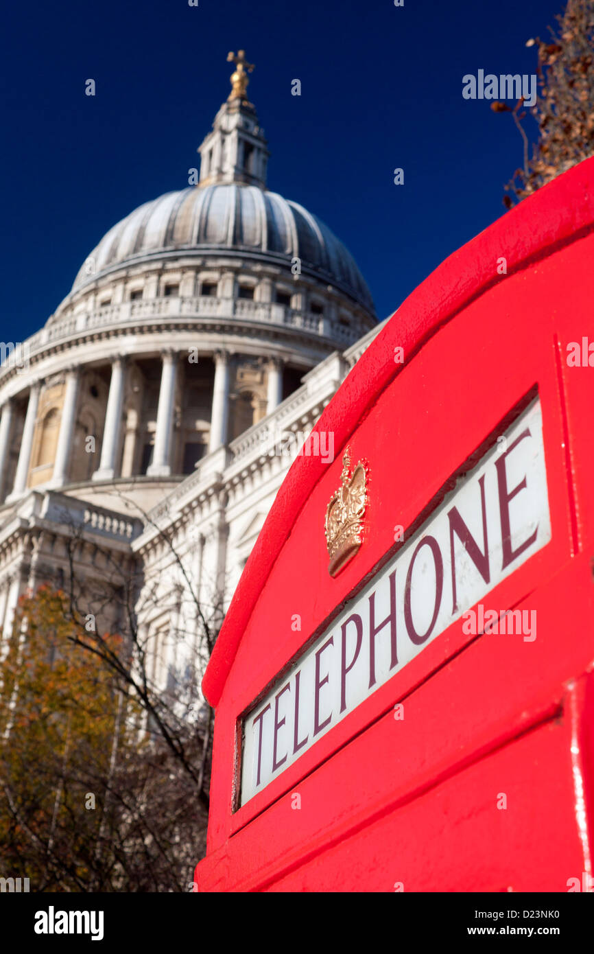 St. Pauls Cathedral mit traditionellen roten Telefonzelle im Vordergrund City of London England UK Stockfoto