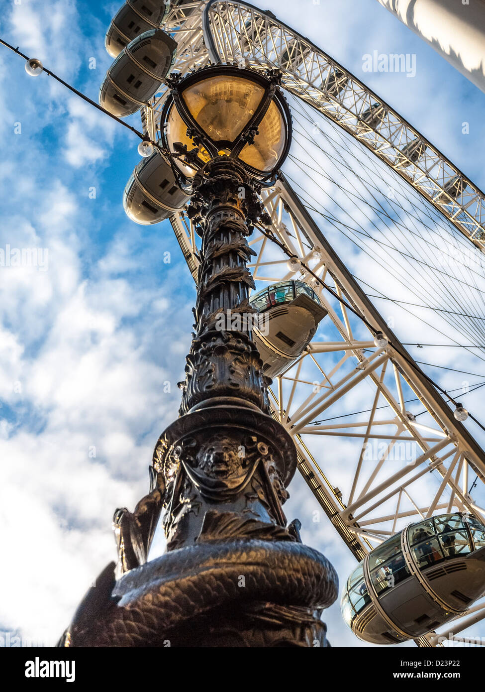 Die Touristenattraktion London Eye Millennium Ferris Wheel, Blick von unten mit einem verzierten Laternenpfosten im Vordergrund, aufgenommen am 30th. August 2012 Stockfoto