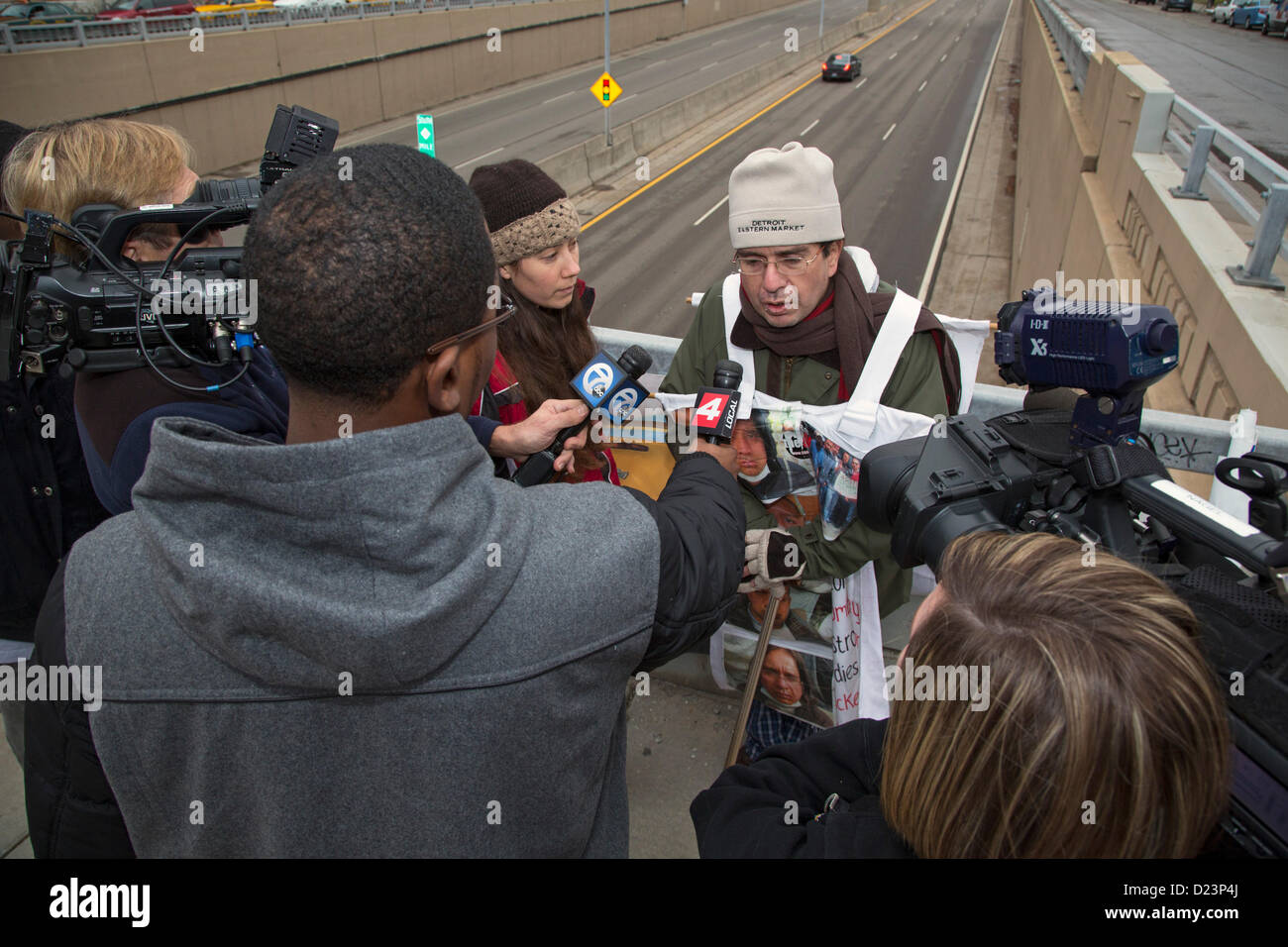 Detroit, Michigan - Jorge Parra, Präsident ASOTRECOL, eine Vereinigung von General Motors Arbeiter, die von ihren Arbeitsplätzen abgefeuert wurden, nachdem Sie erlitten Verletzungen am Arbeitsplatz im GM Werk in Kolumbien, im Gespräch mit Reportern außerhalb der North American International Auto Show. Seine Organisation fordert GM, Arbeitnehmer für ihre Verletzungen zu kompensieren. Stockfoto