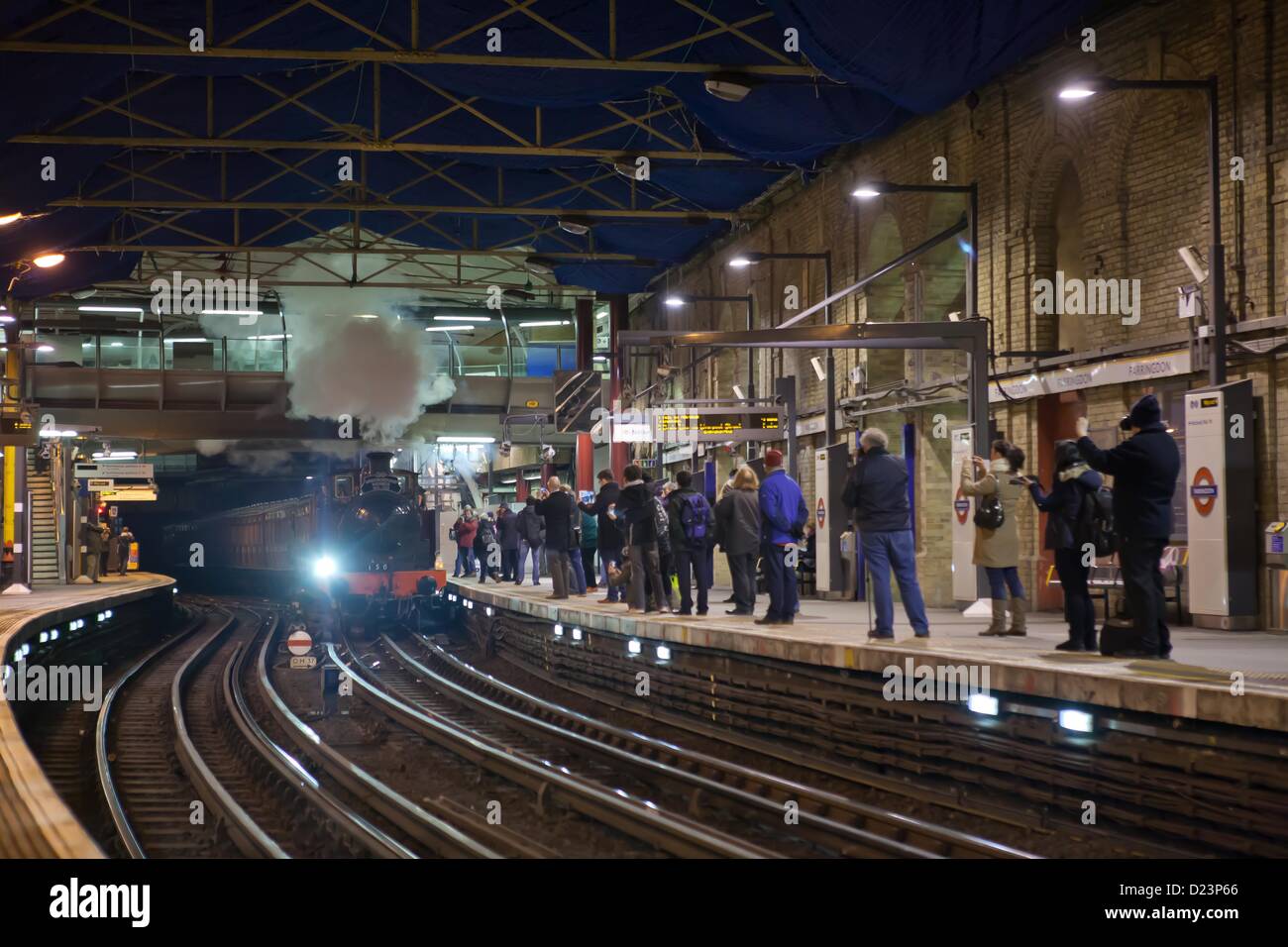 London, UK. 13. Januar 2013 versammelten Massen in Farringdon u-Bahnstation, bekommen einen Einblick in den Dampfzug auf der Plattform. Stockfoto