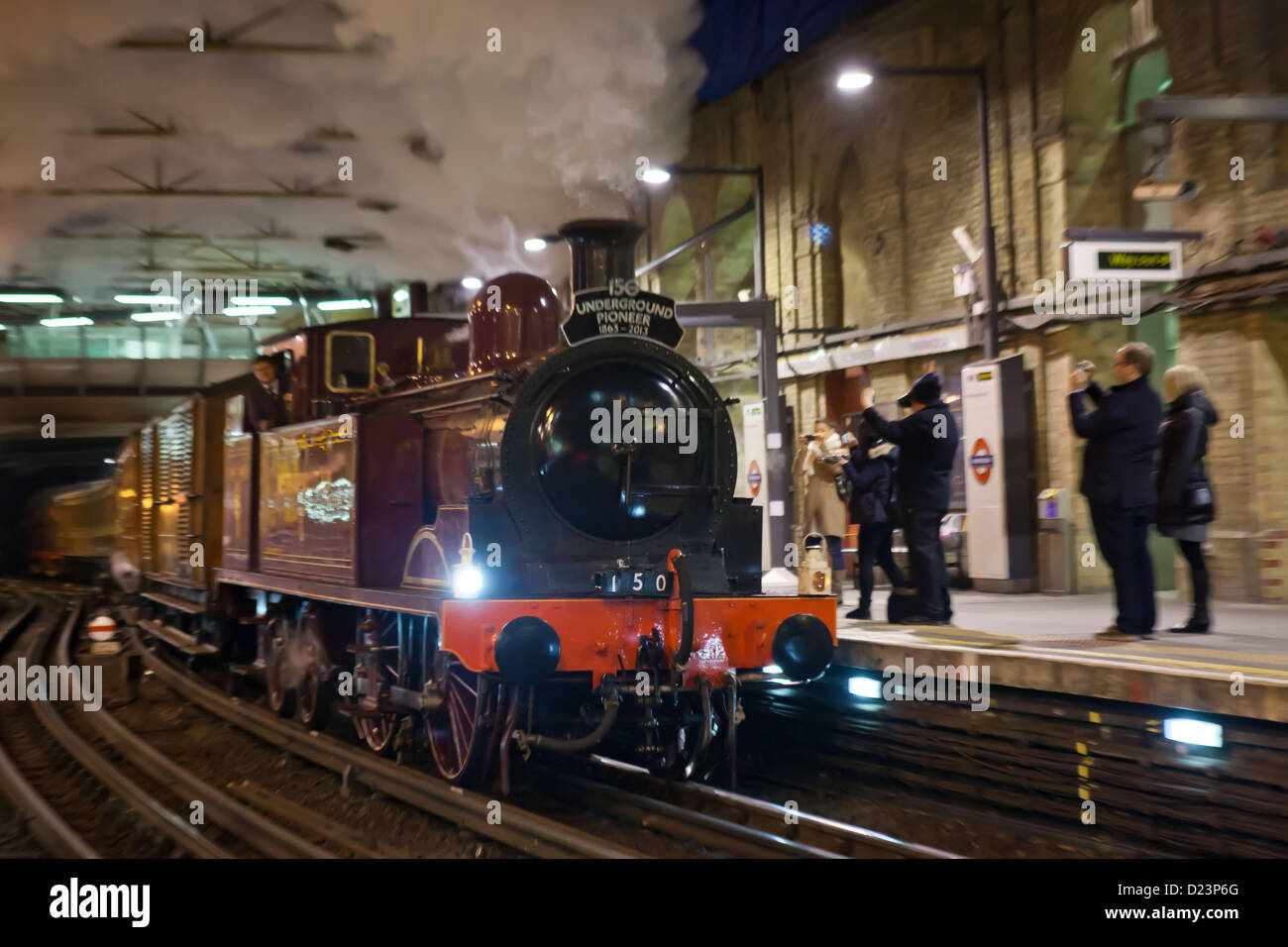 London, UK. 13. Januar 2013 Dampf Zug traf Lok Nr. 1 genannt, tritt Farringdon u-Bahnstation in London. Stockfoto