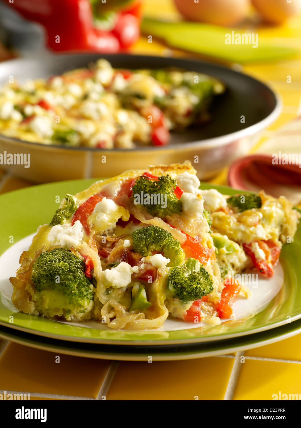 Karamellisierten Zwiebeln, rote Paprika, Brokkoli und Käse Frittata inmitten der Küche Stockfoto