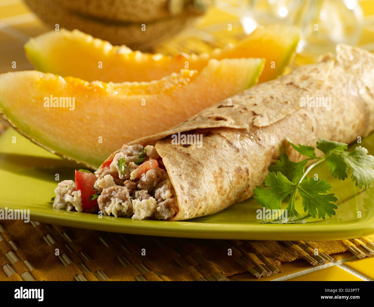 Türkei und Eiweiß Wrap serviert mit Früchten Stockfoto