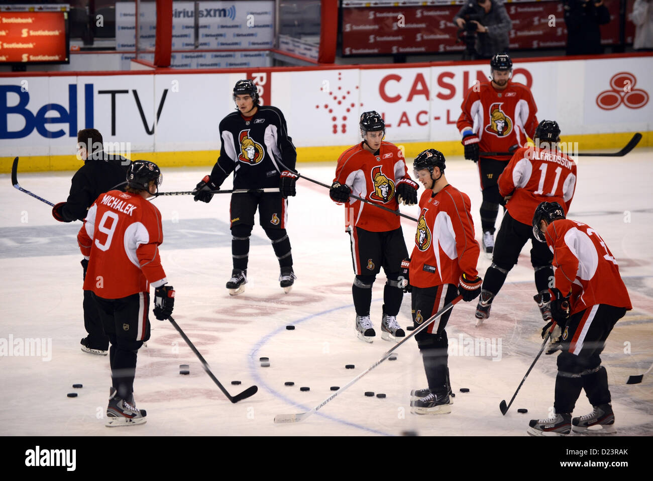 Ottawa, Ontario, Kanada. 13. Januar 2013.  Die Ottawa Senators zurück aufs Eis 13. Januar 2013 für ihre erste Praxis der Trainingslager nach dem NHL-Lockout 12. Januar 2013 offiziell beendet wurde.  Ihre Praxis werden die Fans als eine Geste, um die Fans zurück zu gewinnen zugänglich sein. Ottawa, Ontario, Kanada.  Die NHL-Teams spielen jeweils eine 48 Wildsaison im Gegensatz zu den üblichen 82 Spiele. Stockfoto
