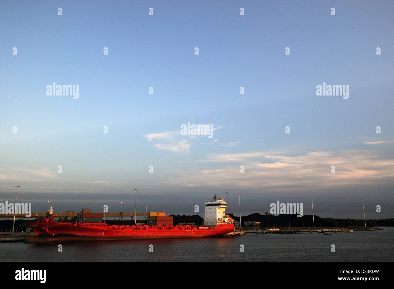 Containerschiff und riesige Haufen Kohle warten Exporthafen, Brisbane, Queensland, Australien Stockfoto