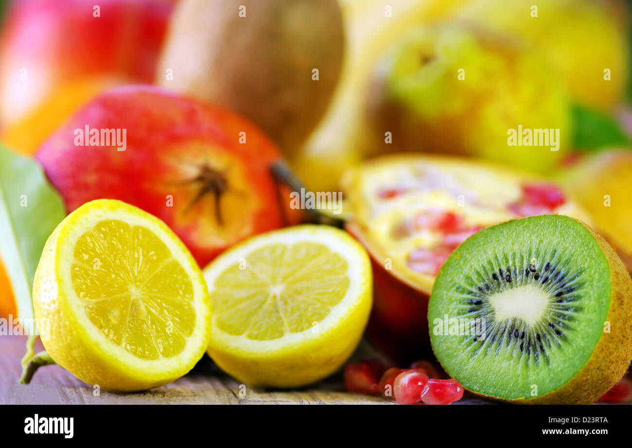 Kiwi, Zitrone und verschiedene Früchte Stockfoto