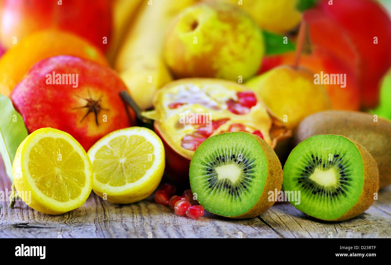 Kiwi, Zitrone und verschiedene Früchte Stockfoto