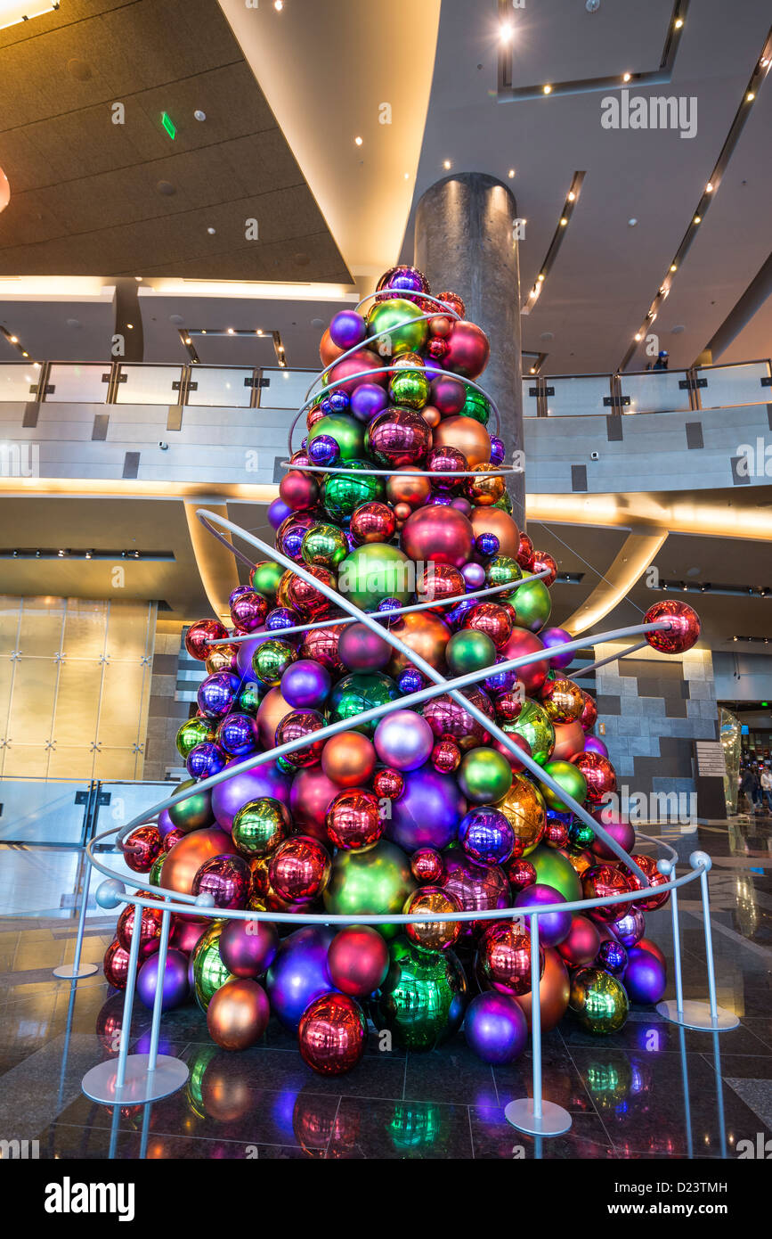 Eine sehr moderne und künstlerische Darstellung eines Weihnachtsbaumes auf dem Display an das Aria Resort &amp; Casino in Las Vegas. Stockfoto
