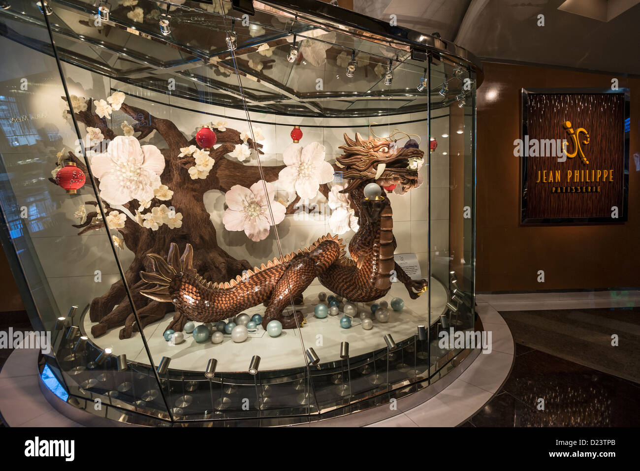 Drachen und Cherry Blossom Baum, die ganz aus Schokolade von Jean-Philippe im Aria Resort &amp; Casino. Stockfoto