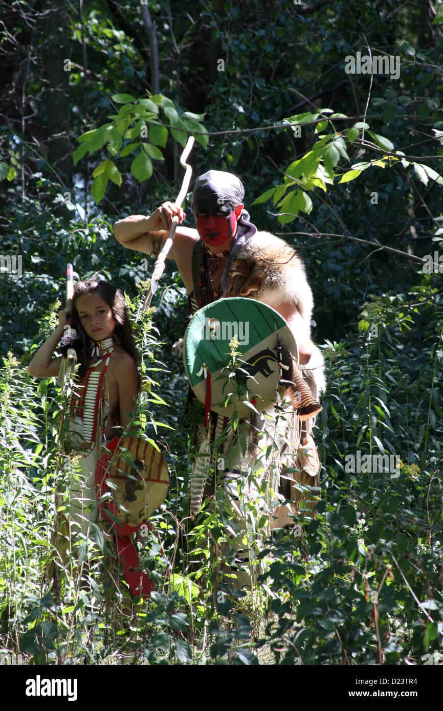 Indianischen indianischen Krieger, die Jagd in den Wäldern Stockfoto