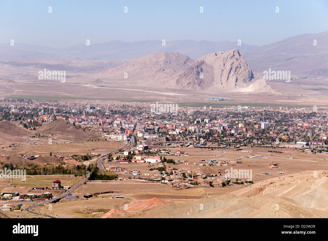 Ein Blick auf die kurdische Stadt Dogubeyazit, im östlichen Anatolien der Türkei, nahe der Grenzen zu Armenien und Iran. Stockfoto