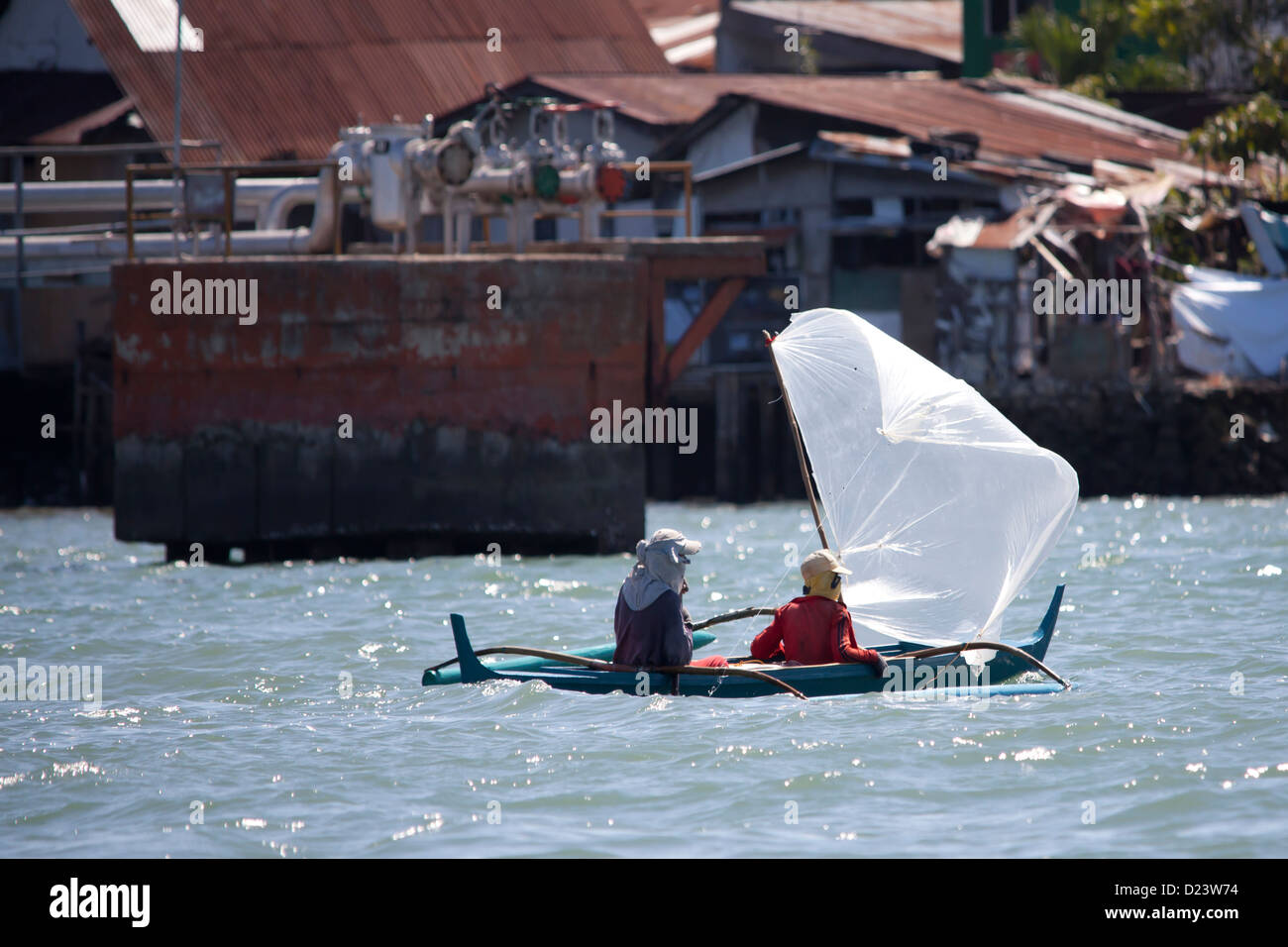 Kleinen Banca Boot, Segeln auf dem Wasser mit behelfsmäßigen Kunststoff Segel Pumpboat; Cebu City; Philippinen Stockfoto
