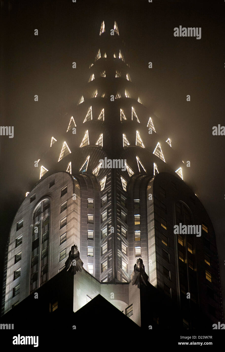 Das unheimliche Glühen von New York-Chrysler-Building in der Nacht in Nebel gehüllt. Stockfoto