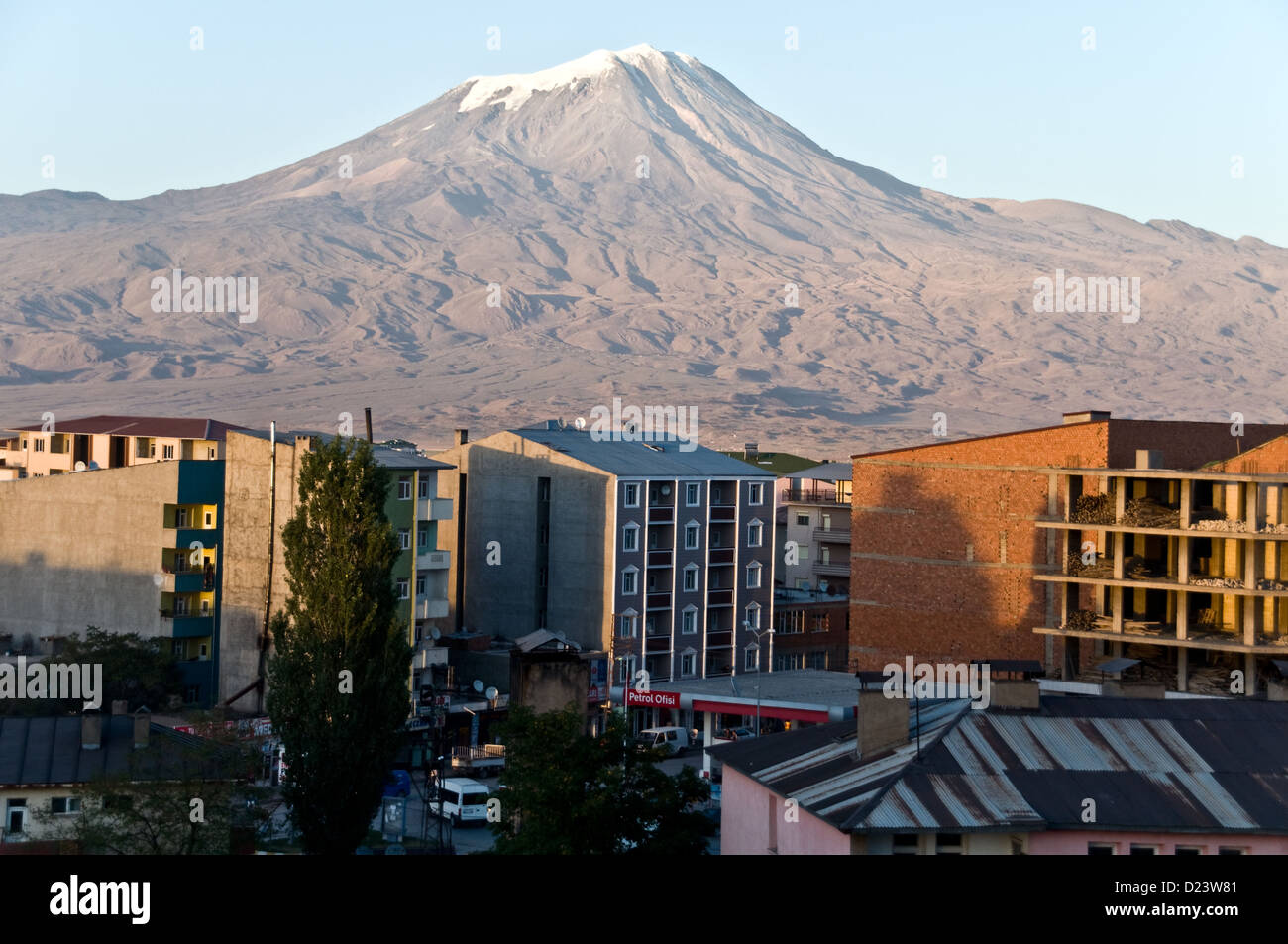 Der Berg Ararat, oder Agri Dagi, eine schneebedeckte ruhenden Vulkanmassiv thront über der Stadt Dogubeyazit in der östlichen Anatolien, Türkei. Stockfoto