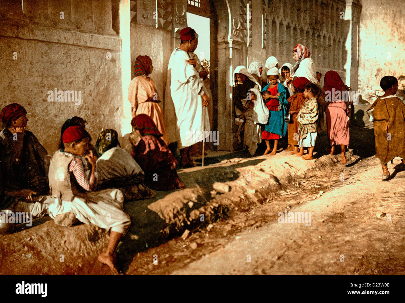 Bettler vor Moschee 'Sidi Abderrhaman', Algier, Algerien, ca. 1899 Stockfoto