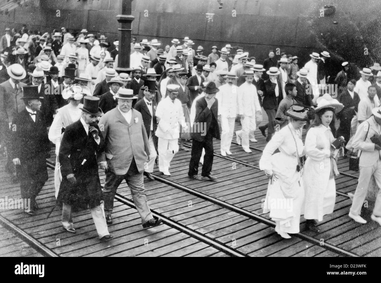 Taft inmitten Würdenträger verlässt das Dock in Yokohama, ca. 1905 Stockfoto