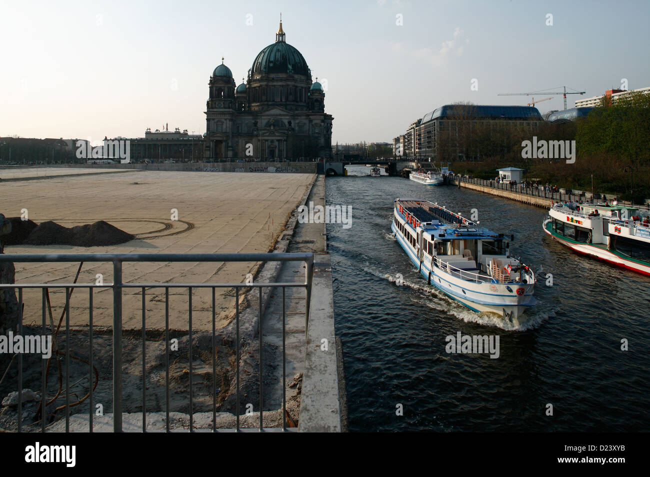 Berlin, Deutschland, das Schloss leeren Sitz neben der Spree und Berliner Dom Stockfoto