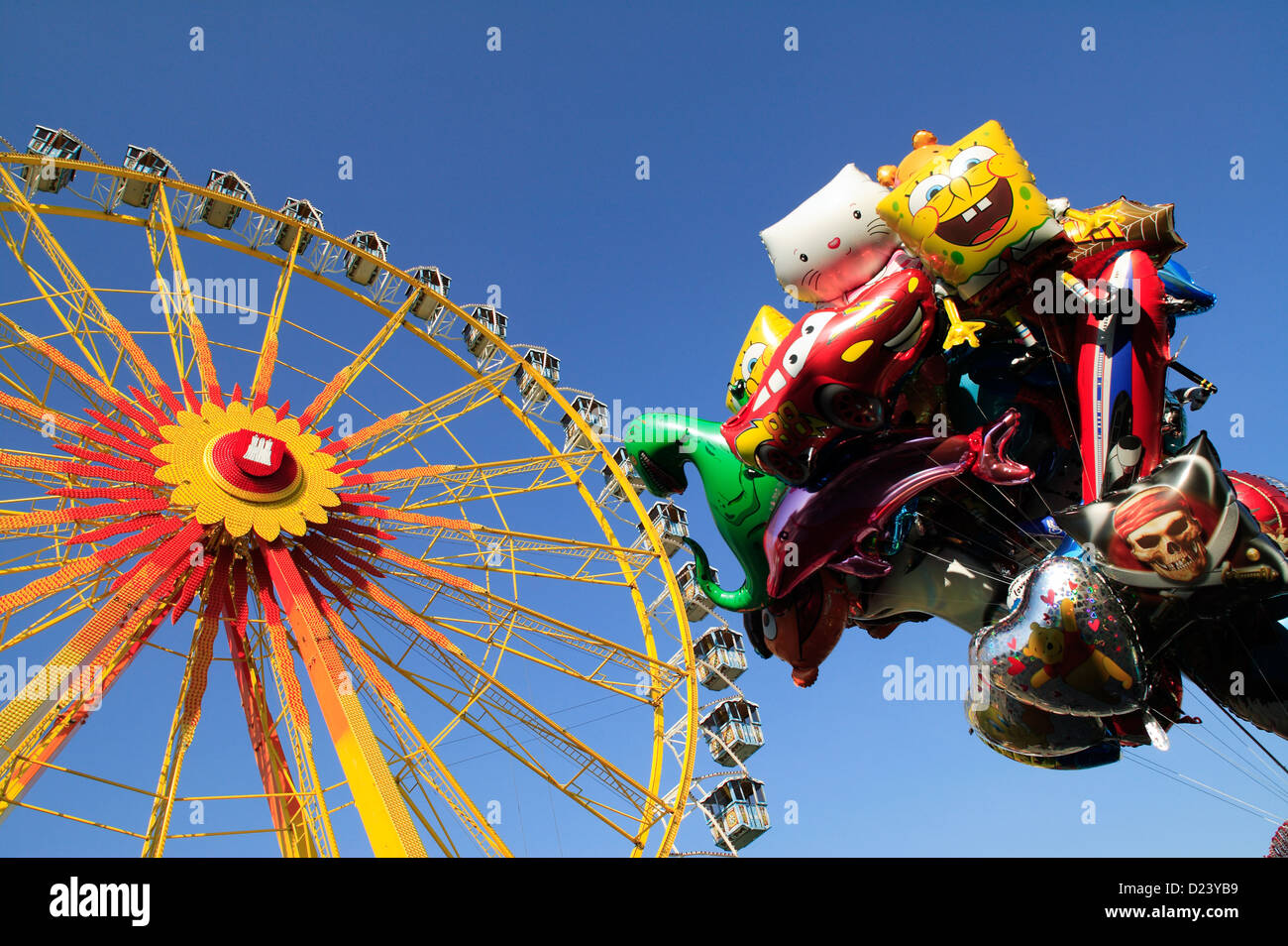 Hamburg, Deutschland, Riesenrad und Luftballons auf dem Jahrmarkt  Stockfotografie - Alamy