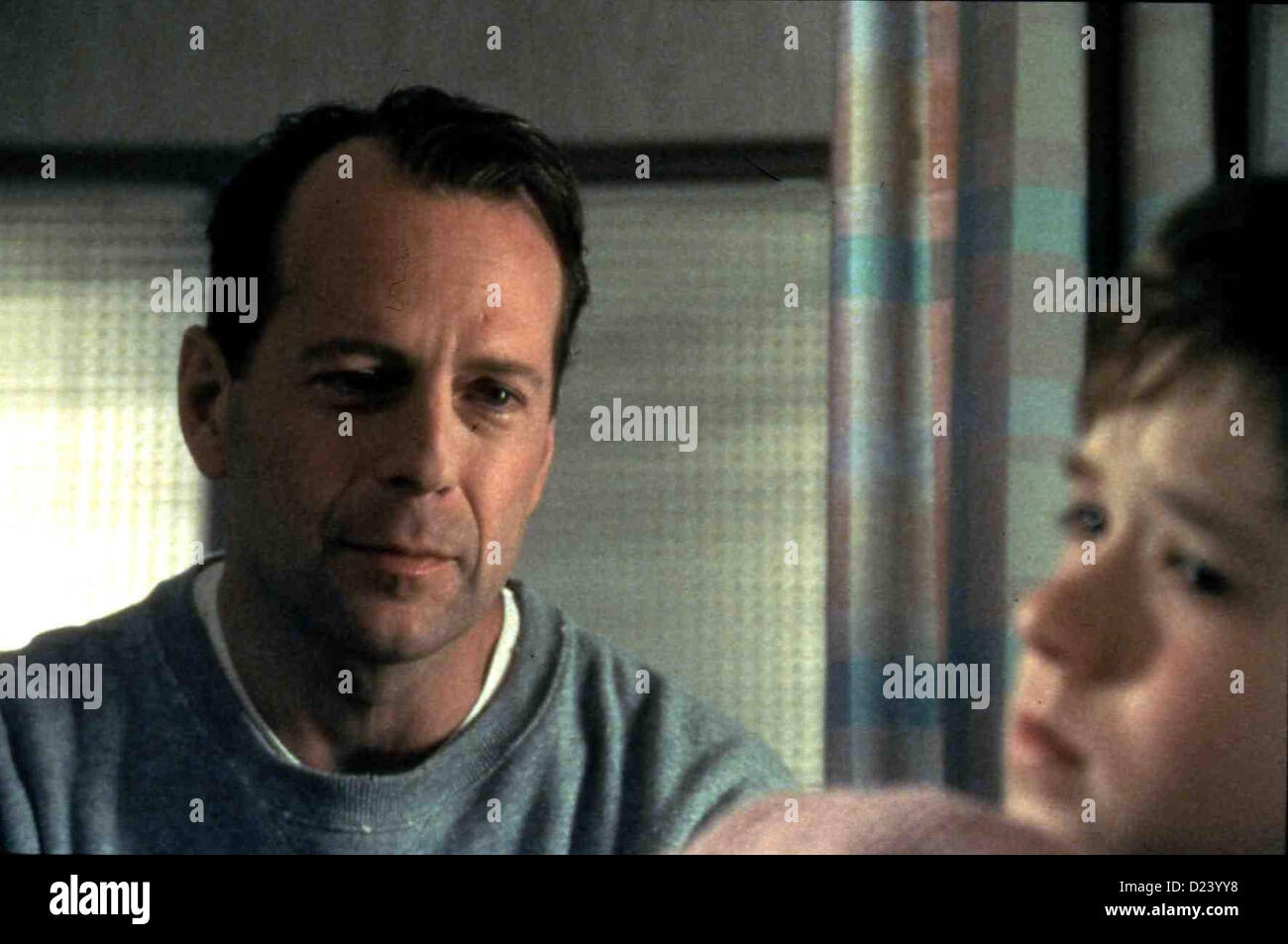The Sixth Sense Sixth Sense, Bruce Willis, Haley Joel Osment Dr. Malcolm Crowe (Bruce Willis) Ermutigt Cole (Haley Joel Stockfoto