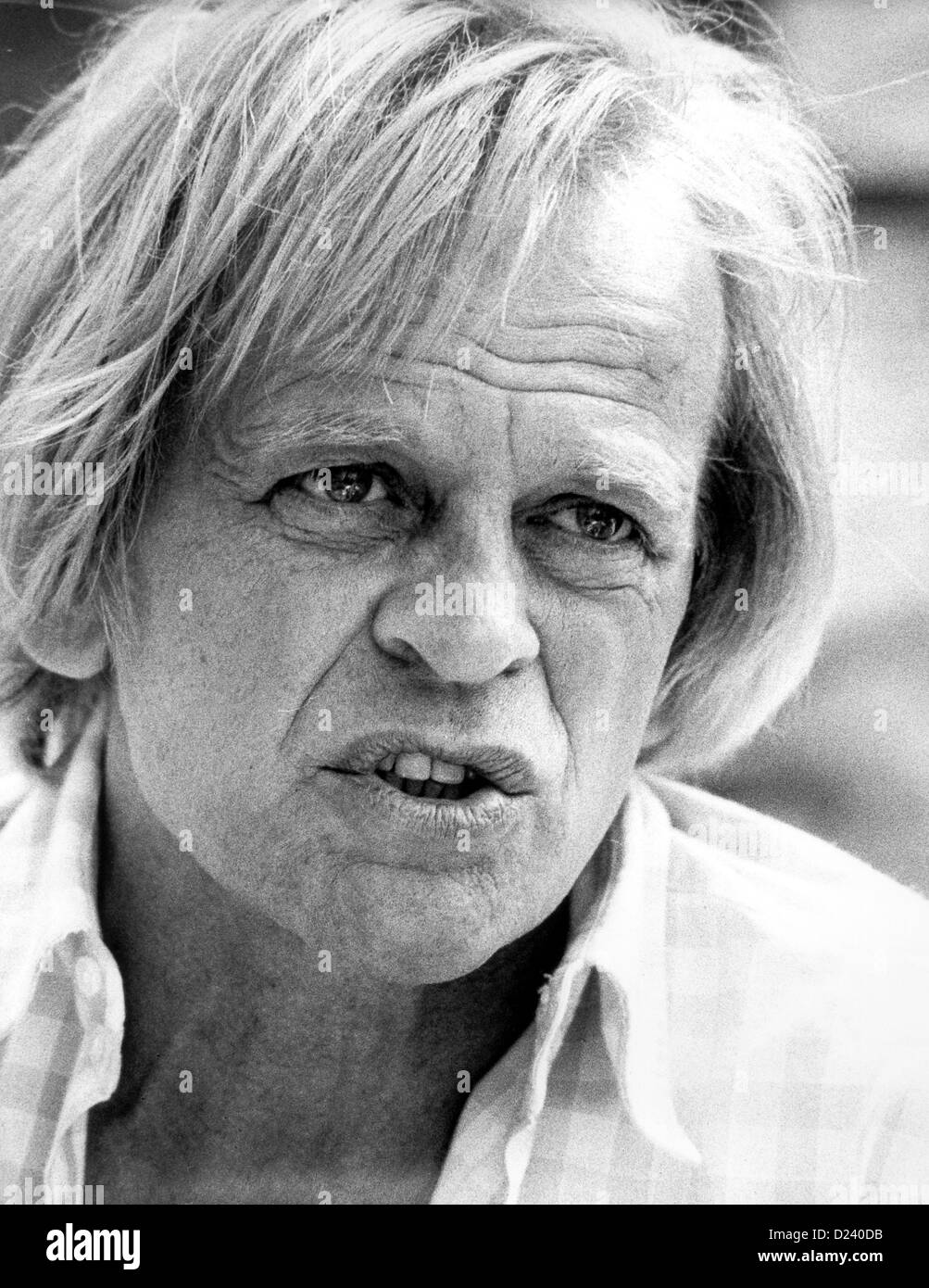 (Dpa-Dateien) - deutscher Schauspieler Klaus Kinski, abgebildet bei den internationalen Filmfestspielen in Cannes, Frankreich, 25. Mai 1982. Ein 'Enfant schreckliches"der Filmindustrie, seine Filme sind unter anderem"Aguirre, der Zorn Gottes"(" Aguirre: The Wrath of God ") und" Nosferatu: Phantom der Nacht "("Nosferatu the Vampire"). Kinski war unter dem Namen Nikolaus Günther Nakszynski am 18. Oktober 1926 in Danzig, Deutschland (jetzt Gdansk, Polen) geboren und starb am 23. November 1991 in Lagunitas, Kalifornien, an einem Herzinfarkt. Stockfoto