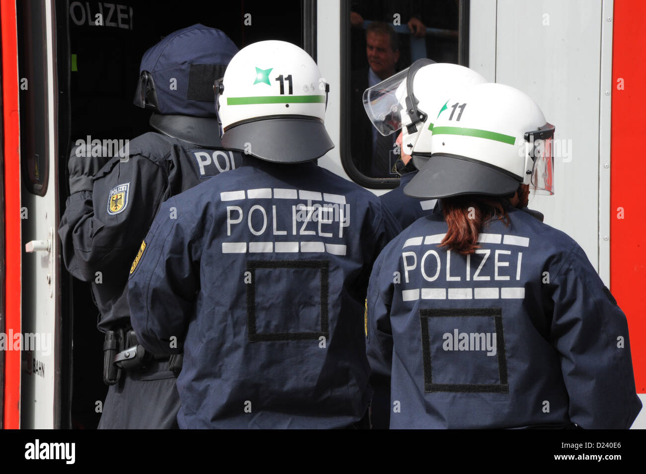 Am Bahnhof Karlsruhe-Durlach (Baden-Württemberg) am 20.09.2012 zwingt Aktion von der Bundespolizei und der nationalen Polizei des Landes Baden-Württemberg und Praxis gemeinsam den Polizeieinsatz gegen Risiko gewalttätigen Fan-Gruppen aus dem Fußball-Milieu bei tr Stockfoto