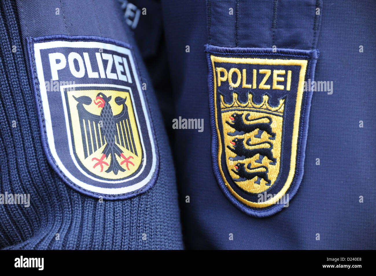 Am Bahnhof Karlsruhe-Durlach (Baden-Württemberg) am 20.09.2012 zwingt Aktion von der Bundespolizei und der nationalen Polizei des Landes Baden-Württemberg und Praxis gemeinsam den Polizeieinsatz gegen Risiko gewalttätigen Fan-Gruppen aus dem Fußball-Milieu bei tr Stockfoto