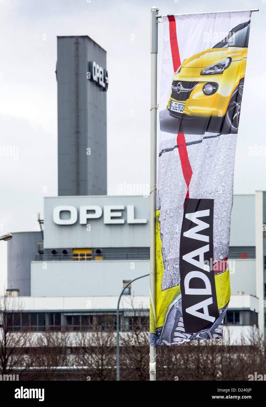 Eine Fahne mit Werbung für den neuen Opel Adam Wellen im Wind bei Opel in Eisenach, 10. Januar 2013. Die Serienproduktion von 3,70 m Stadtauto, Opel Adam hat offiziell am 10. Januar 2013 begonnen. 190 Millionen Euro investiert und die Erwartung ist das jüngste Opel-Werk mit 1,600 Mitarbeiter konstant zu stabilisieren. Foto: Michael Reichel Stockfoto
