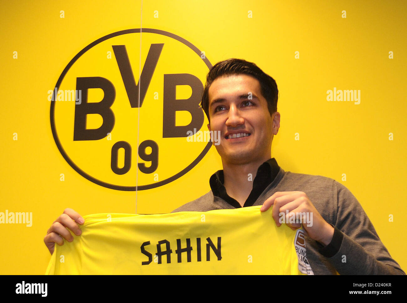 Nuri Sahin ist als die Neuanschaffung des Fußball-Bundesligisten Borussia Dortmnd (BVB) vorgestellt und hält sein Trikot auf einer Pressekonferenz in Dortmund, Deutschland, 11 Jauary 2013. Nuri Sahin zu Real Madrid nach der Bundesliga-Saison 2010/2011 übertragen, wurde dann auf Aloan Zauber von Real Madrid zum FC Liverpool und jetzt zurück nach Dortmund. Foto: DANIEL NAUPOLD Stockfoto