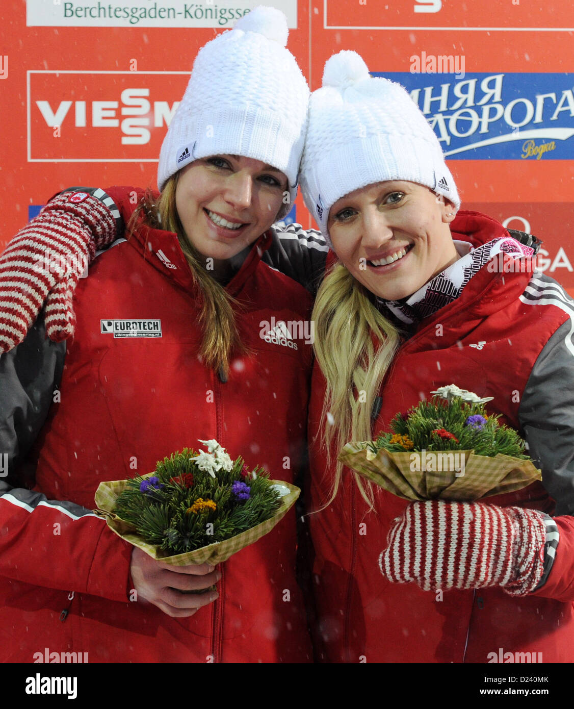 Kanadische Räuber stellen Chelsea Valois (L) und Kaillie Humphries während der Siegesfeier bei den Frauen Zweipersonen-Bob-Weltcup in den künstlichen Eiskanal am Königssee nahe Medienstationen, Deutschland, 11. Januar 2013. Martini und Tischler kam an erster Stelle. Foto: TOBIAS HASE Stockfoto