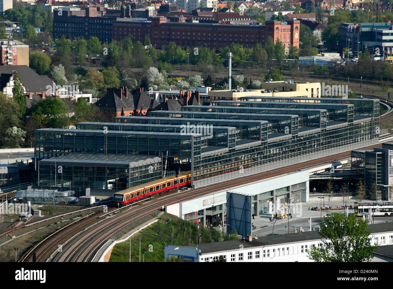 Berlin, Deutschland, ist ein s-Bahn im Bahnhof Southern Cross racing Stockfoto