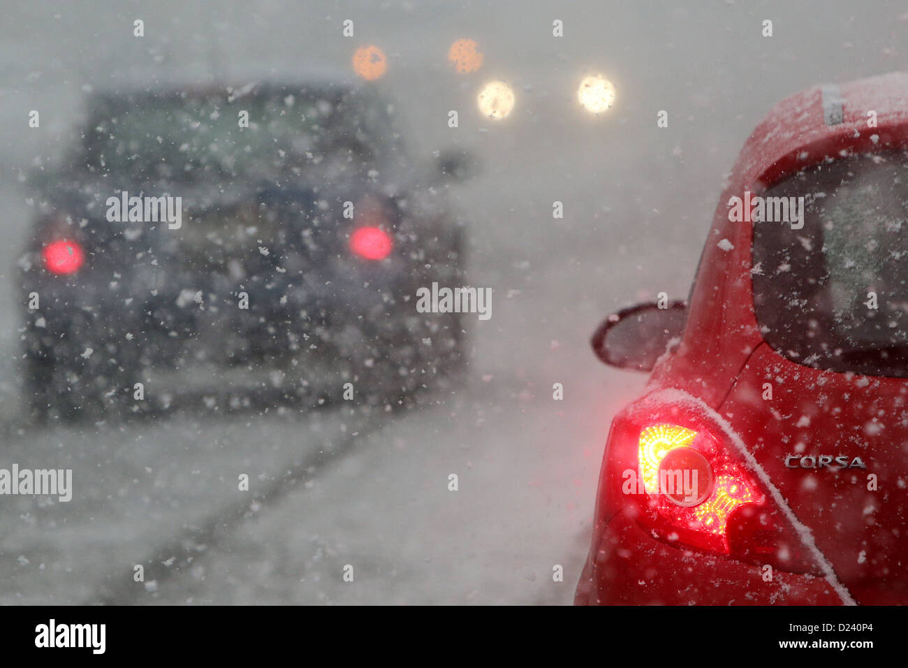 Autos fahren durch die Innenstadt während starker Schneefall in Lübeck, 11. Januar 2013. Der Schneefall in Lübeck begann am Nachmittag. Foto: MALTE Christen Stockfoto