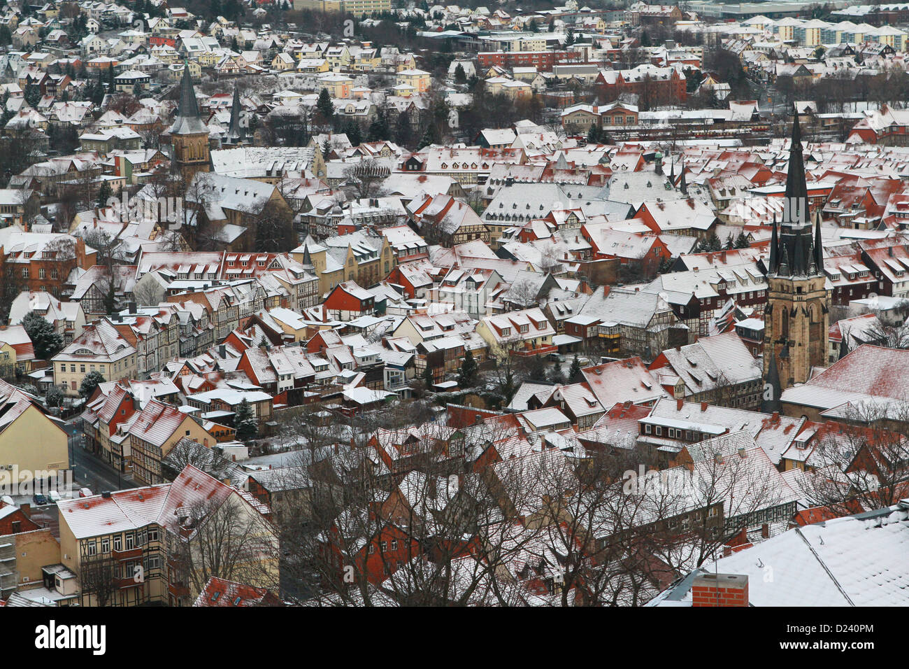 Häuser sind in Wernigerode, Deutschland, 11. Januar 2013 beschneit. Fesh Schnee fiel in vielen Bereichen in ganz Deutschland in der Nacht. Foto: MATTHIAS BEIN Stockfoto