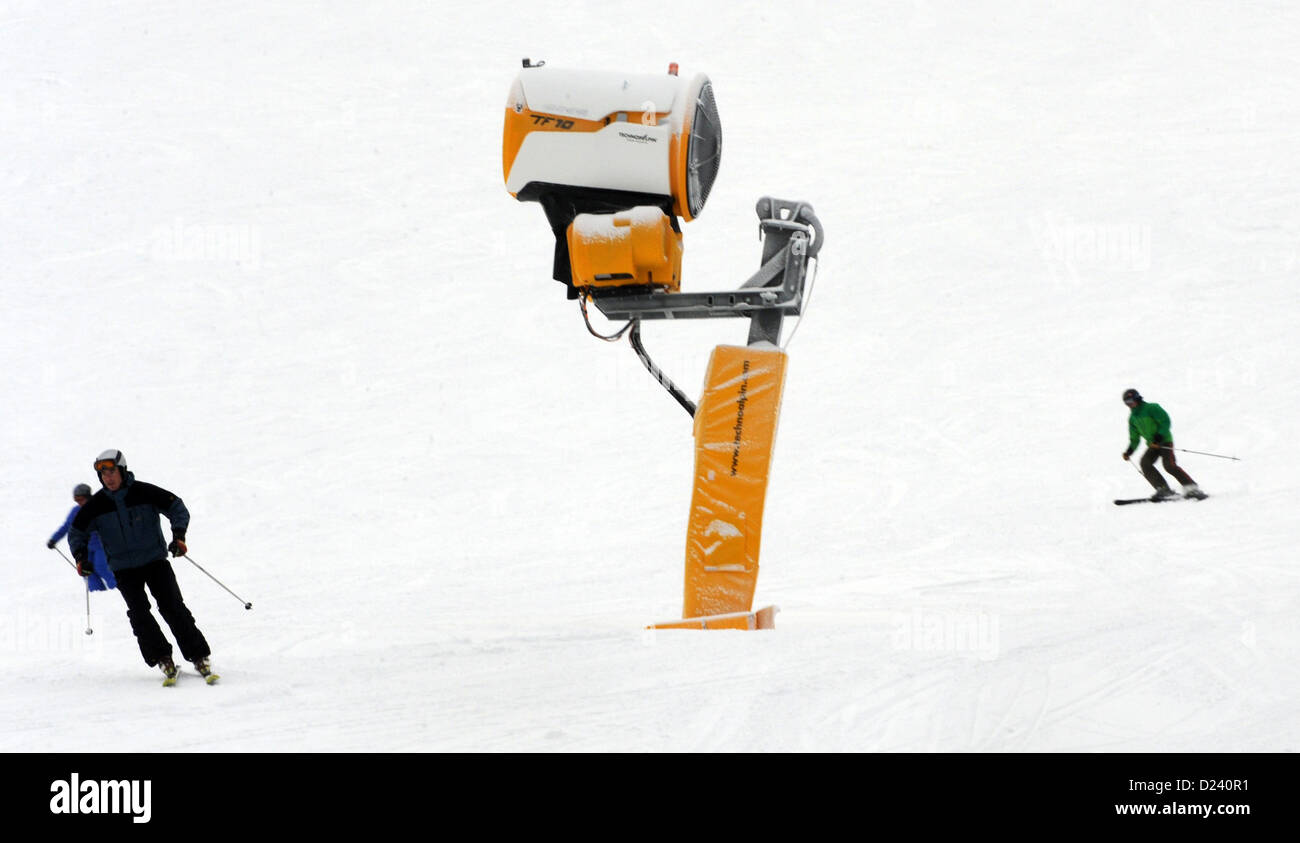 Skifahrer hinunter den Feldberg im Schwarzwald, Deutschland, 11. Januar 2013. Foto: PARTRICK SEEGER Stockfoto