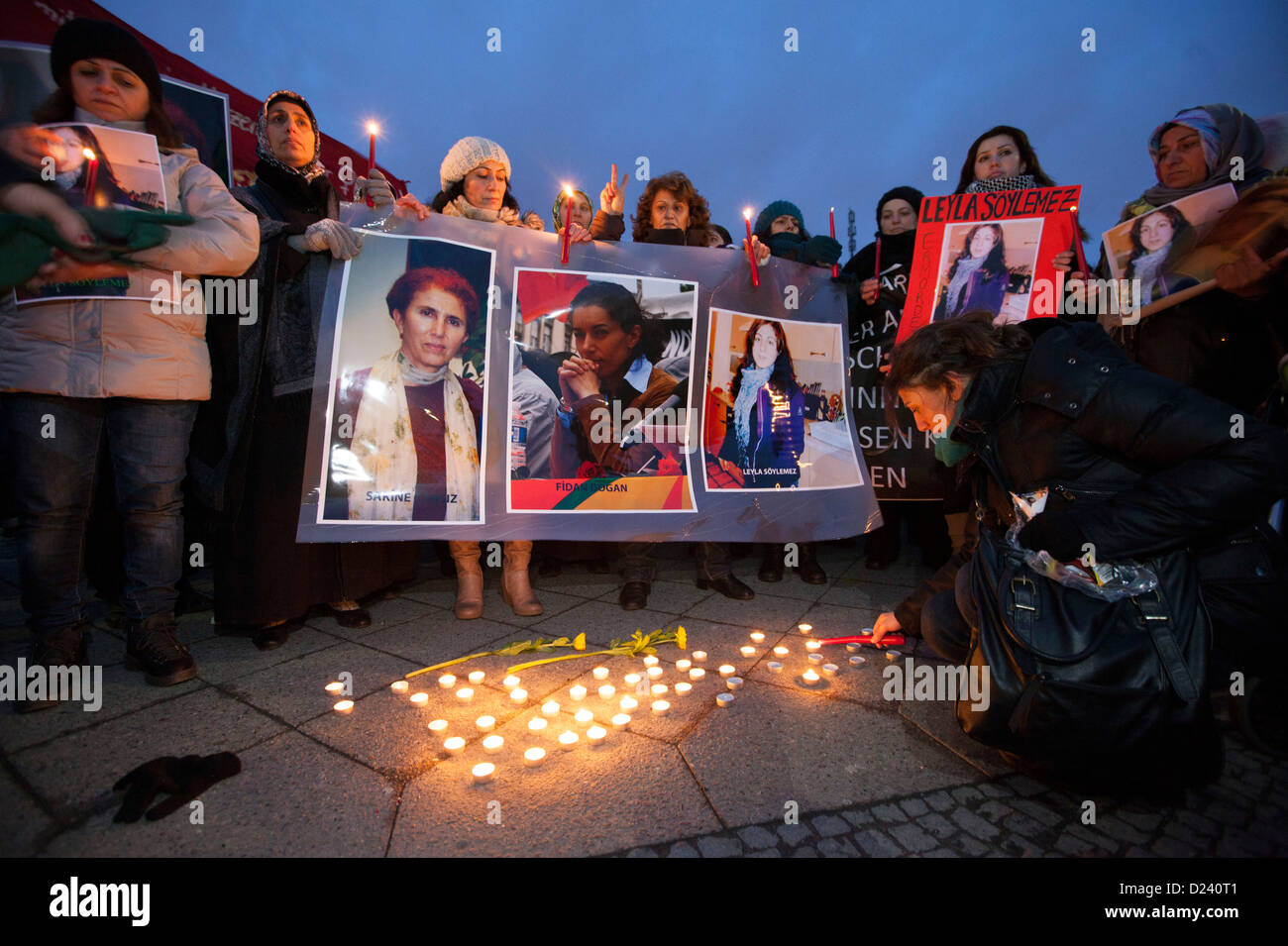 Demonstranten haben während einer Kundgebung in Berlin, Deutschland, 11. Januar 2013 Kerzen angezündet. Mehrere hundert Menschen nahmen an der Demonstration gegen die Ermordung von drei kurdischen AktivistInnen in Paris. Die Demonstration wurde von mehreren kurdischen Organisationen organisiert. Foto: FLORIAN SCHUH Stockfoto