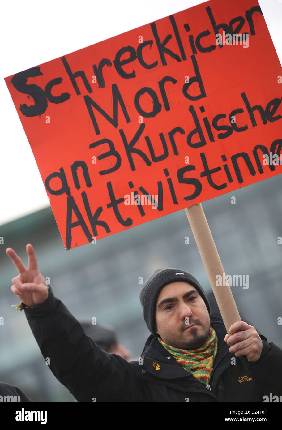 Ein Mann winkt das V-Zeichen während einer Demonstration der Solidarität am Pariser Platz in Berlin, Deutschland, 11. Januar 2013. Dutzende von Demonstranten versammelten sich an der französischen Botschaft einen Kranz für die drei kurdischen Frauen festzulegen, die mit einem Schuss in den Kopf in Paris getötet wurden. Foto: FLORIAN SCHUH Stockfoto
