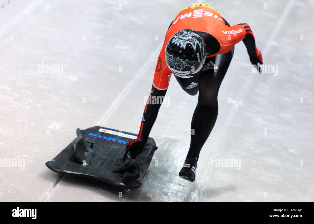 Deutsche Skeleton-Pilot Marion Thees beginnt einen Lauf während der Frauen Skelett WM an den künstlichen Eiskanal am Königssee bei Berchtesgaden, Deutschland, 11. Januar 2013. Foto: TOBIAS HASE Stockfoto