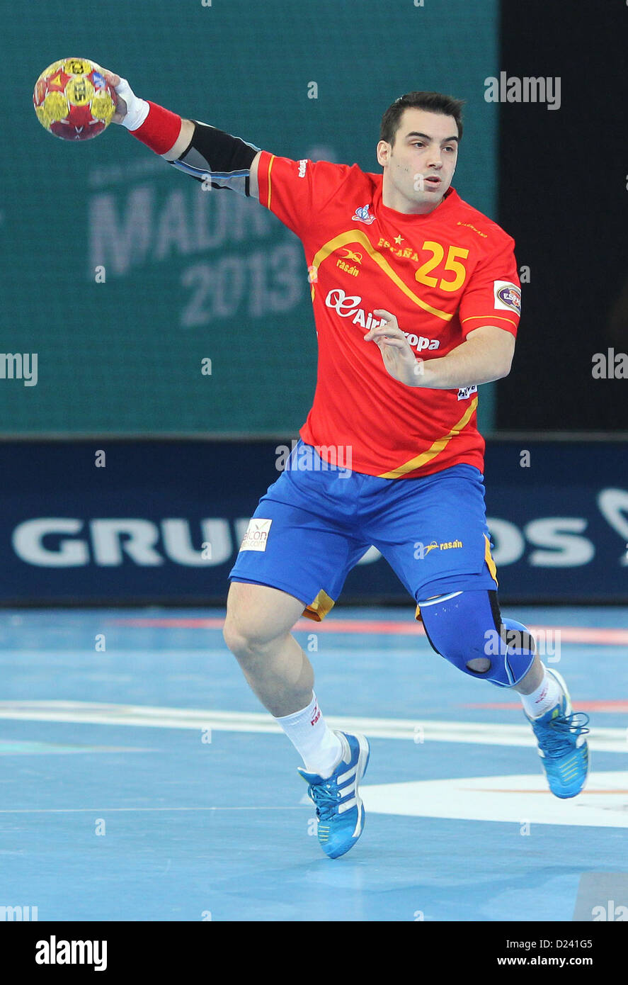 Carlos Ruesga Pasarin Spaniens dribbelt während der Herren Handball-WM wichtigsten Vorrundenspiel Spanien Vs Algerien in Madrid, Spanien, 11. Januar 2013. Spanien gewann 27: 14. Foto: Fabian Stratenschulte/dpa Stockfoto