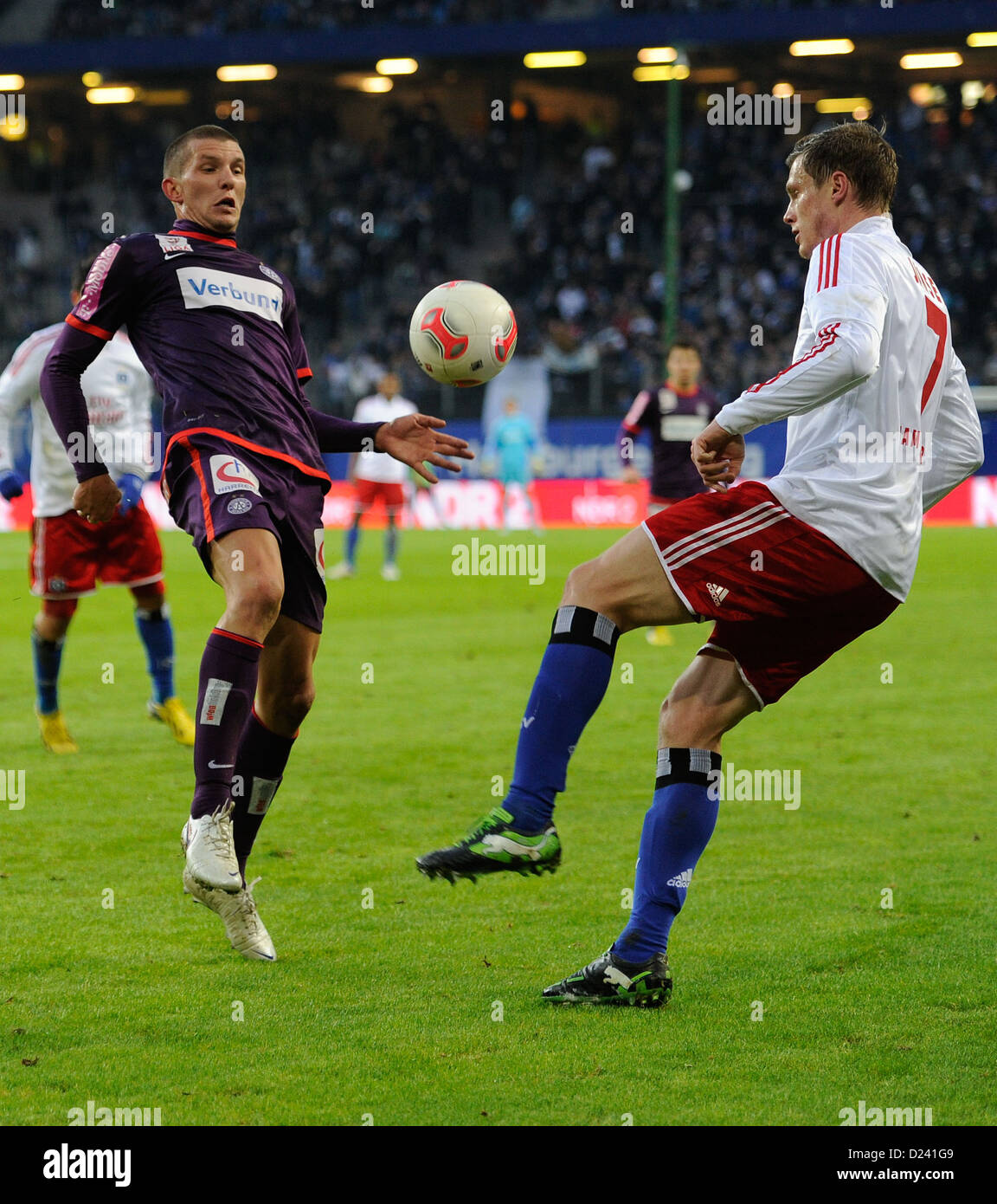 Wiens Alexander Gorgon (L) und Hamburgs Marcell Jansen wetteifern um die Kugel während der Tryout Match Hamburger SV - FK Austria Wien in der Imtech-Arena in Hamburg, Deutschland, 12. Januar 2013. Foto: Axel Heimken Stockfoto