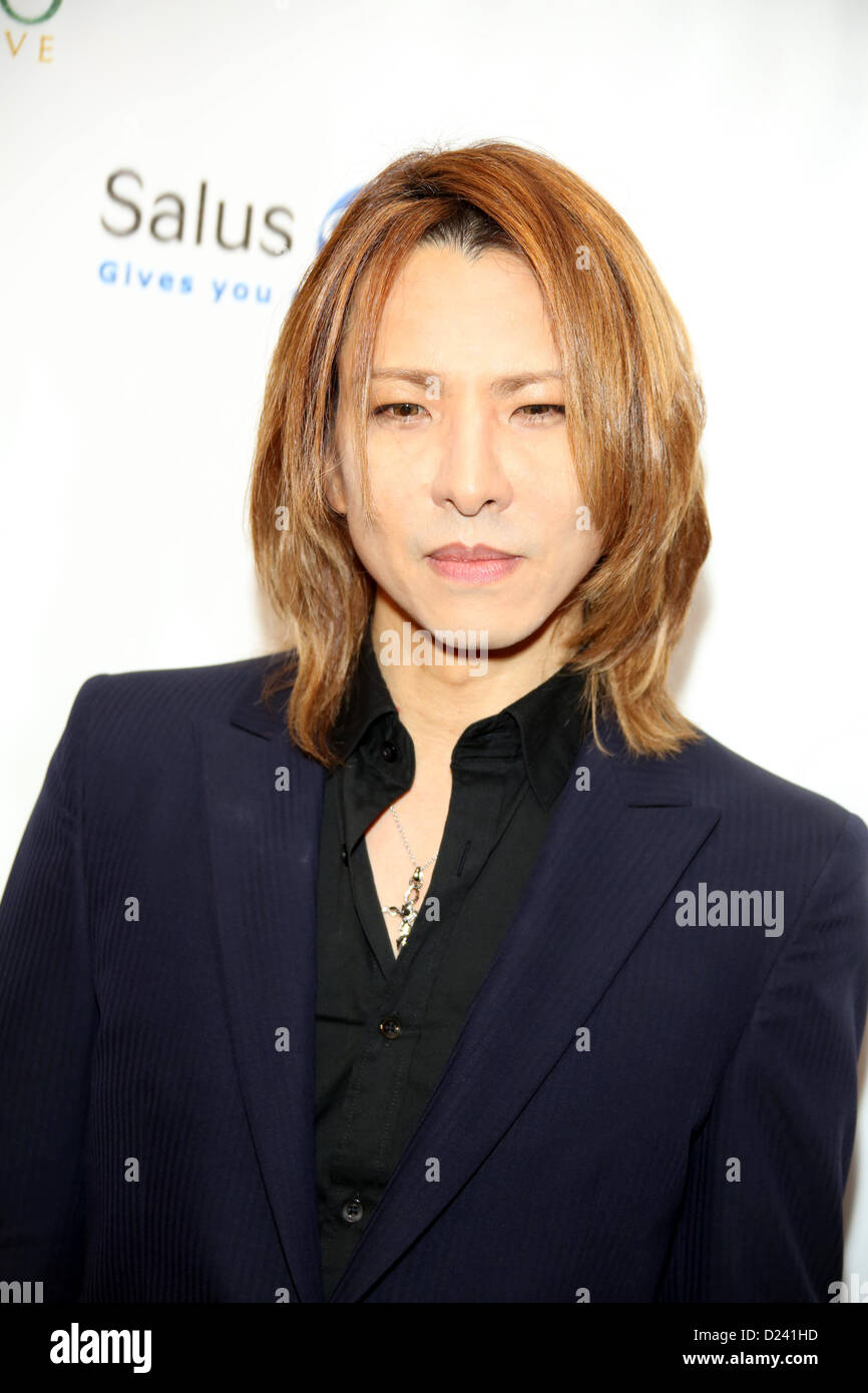 Japanischer Musiker Yoshiki kommt im Kino für Peace Foundation Gala For Humanity im Hotel Beverly Hills in Los Angeles, USA, am 11. Januar 2013. Foto: Hubert Boesl/dpa Stockfoto