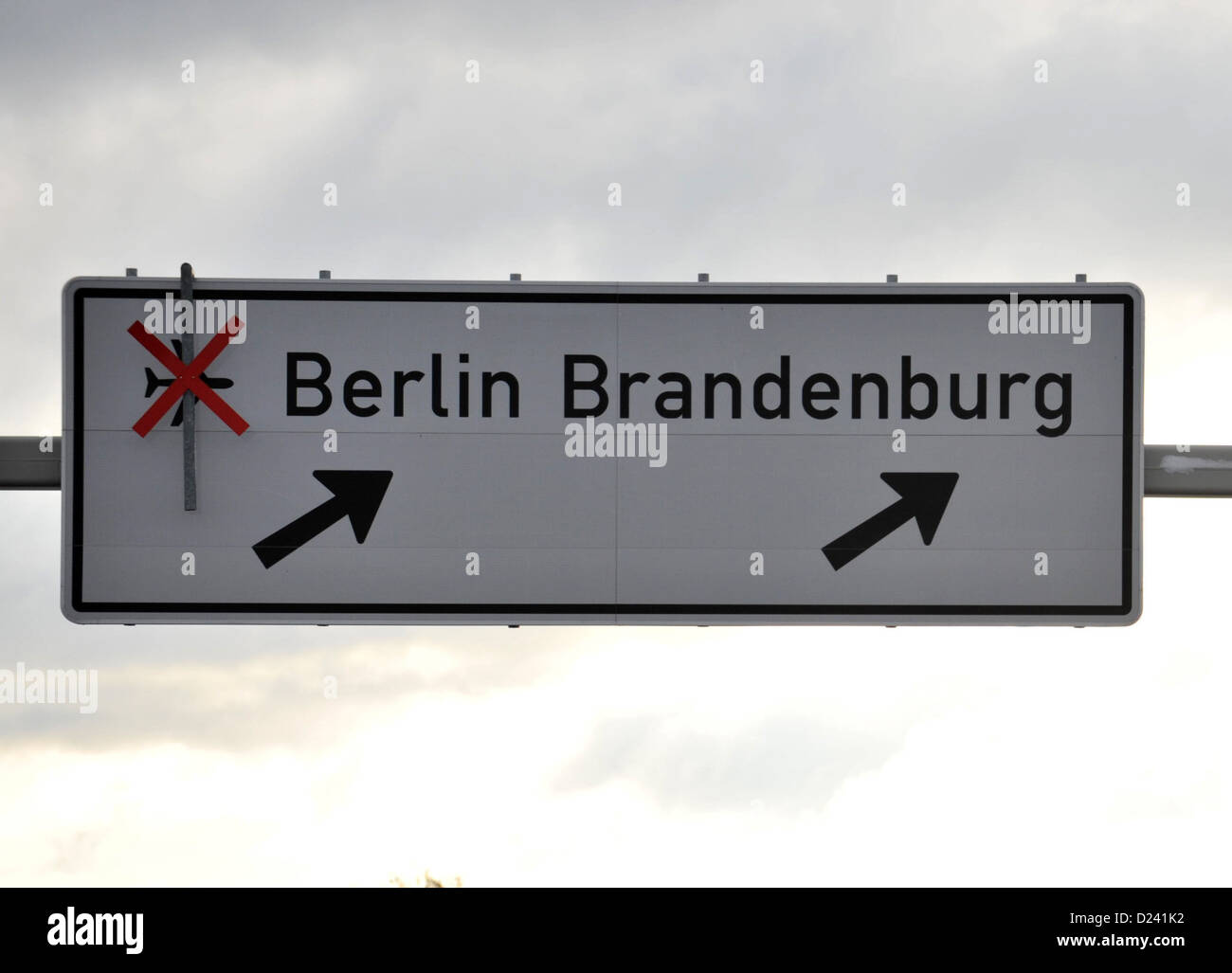 Sehen Sie Od ein Schild an einer Zufahrtsstraße der Berlin Brandenburg Flughafen BER in Schönefeld, Deutschland, 11. Januar 2013. Nach weiteren Aufschub der Eröffnungstermin ist es unklar wann genau werden Flugzeuge starten und landen am Flughafen. Foto: PAUL ZINKEN Stockfoto