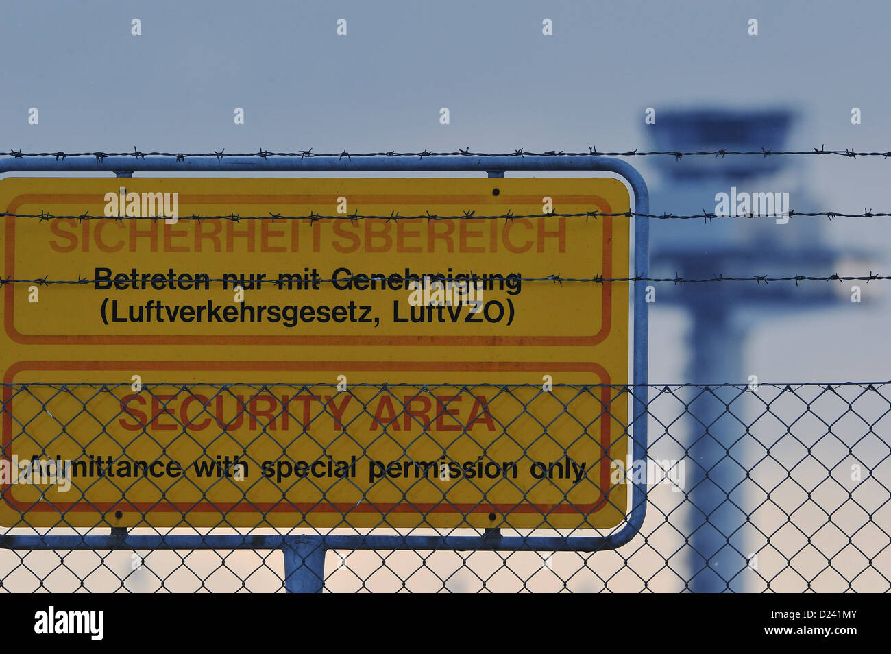 Blick auf einem Schild am Berlin Brandenburg Flughafen BER in Schönefeld, Deutschland, 11. Januar 2013. Nach weiteren Aufschub der Eröffnungstermin ist es unklar wann genau werden Flugzeuge starten und landen am Flughafen. Foto: PAUL ZINKEN Stockfoto