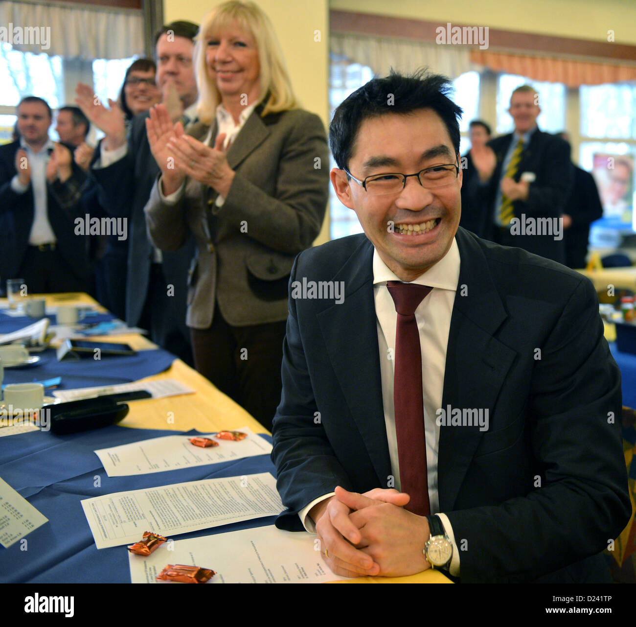 Delegierten applaudieren FDP-Parteichef Philipp Roesler während der niedersächsischen kleinen Parteitag in Verden, Deutschland, 13. Januar 2013. Foto: Carmen Jaspersen Stockfoto