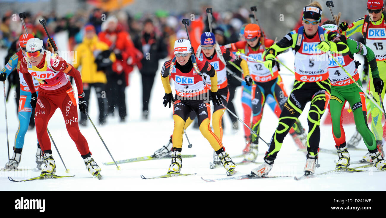 Biathleten Tora Berger aus Norwegen (FRONT L-R), Andrea Henkel und Frankreichs Marie Dorin Habert beginnen die Frauen 12,5 km Massenstart Rennen der Biathlon-Weltcup in der Chiemgau Arena in Ruhpolding, Deutschland, 13. Januar 2013. Berger gewann. Foto: AANDREAS GEBERT Stockfoto