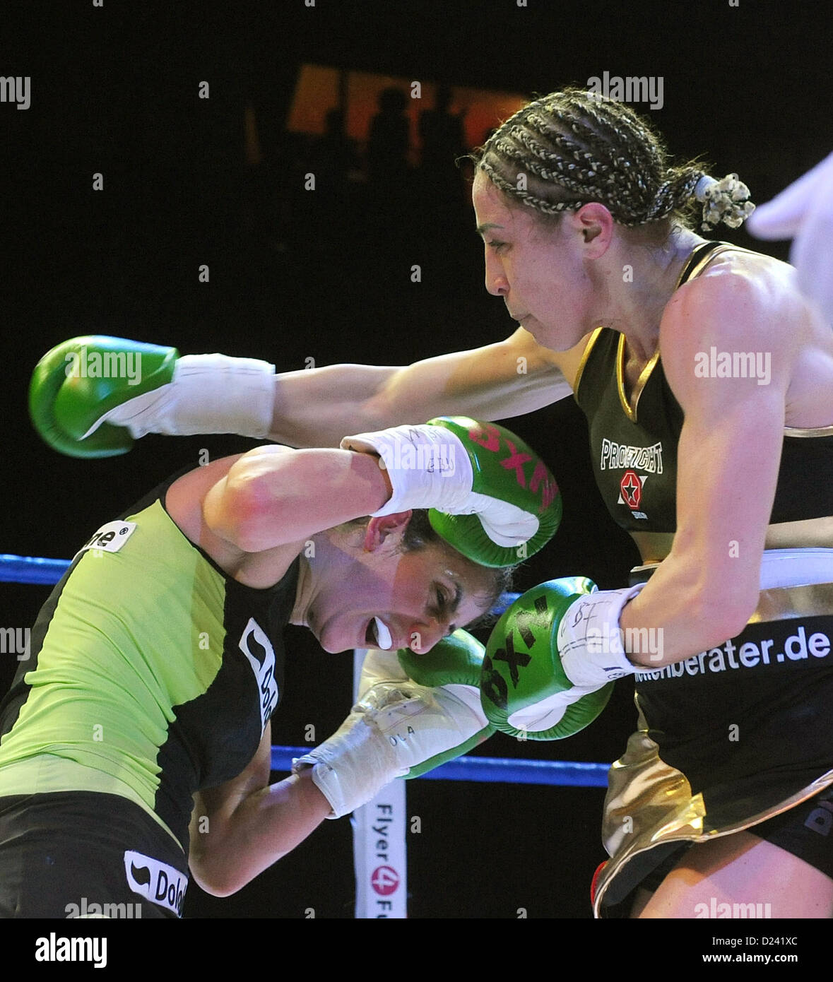 Rola El-Halabi (L) und Italiens Lucia Morelli kämpfen für die vakanten World Boxing Federation Frauen? s World Lightweight Titel bei Ratiopharm Arena in Neu-Ulm, Deutschland, 12. Januar 2013. Morelli gewann. Foto: Stefan Puchner Stockfoto